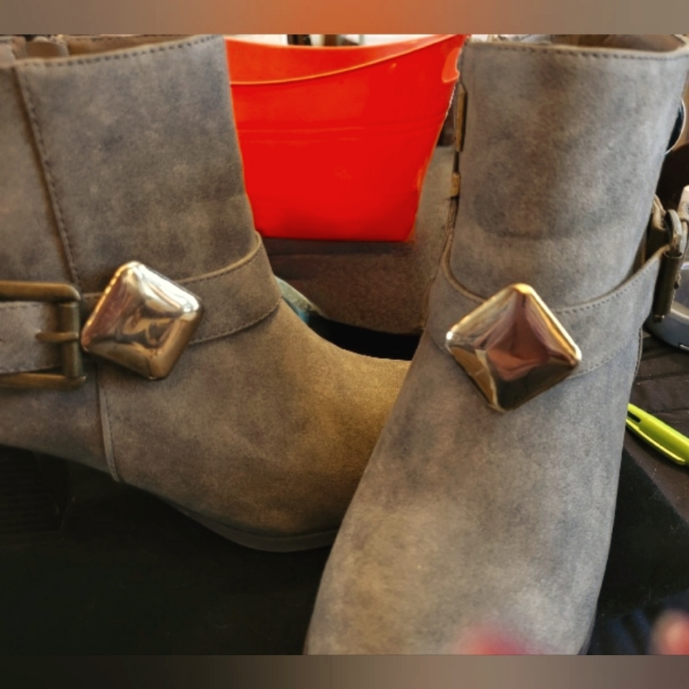 MIX AND MATCH SHOE CLIPS